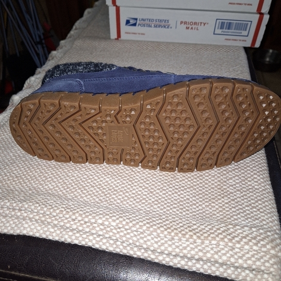 A pair of MukLuks genuine suede booties with a faux fur lining in a size 8. - Picture 5 of 12